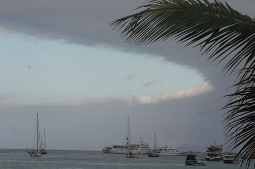 Le ciel se dchire au-dessus de Puerto Ayora. 